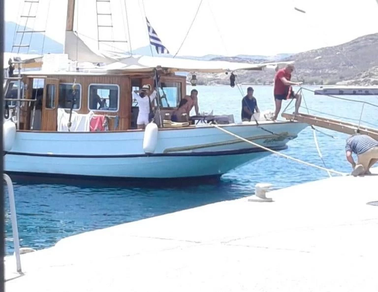 Μήλος: Αυτό είναι το σκάφος που κάνουν διακοπές ο Γιάνης Βαρουφάκης και η Δανάη Στράτου (εικόνες)